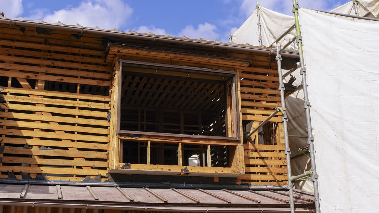 木造住宅の外壁を解体中の様子