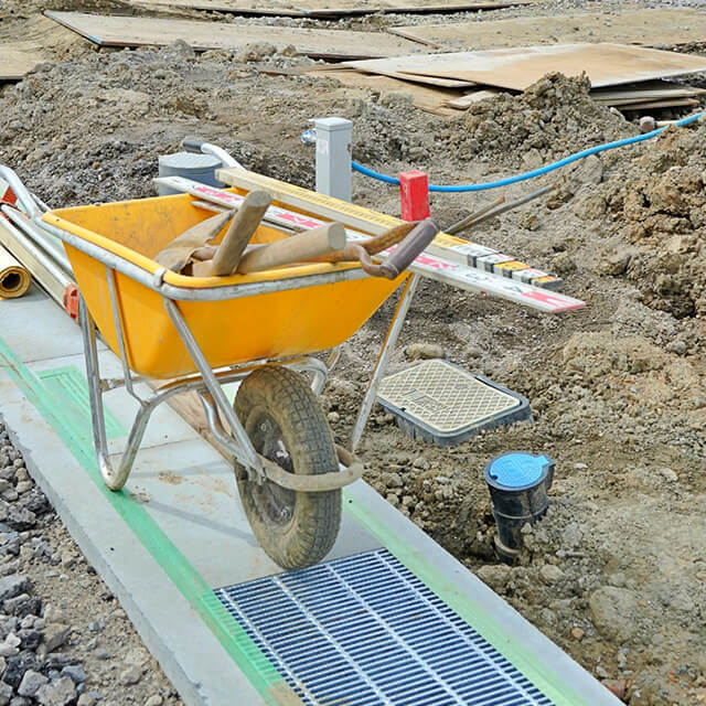 工具を載せた一輪車が置かれた造成工事現場