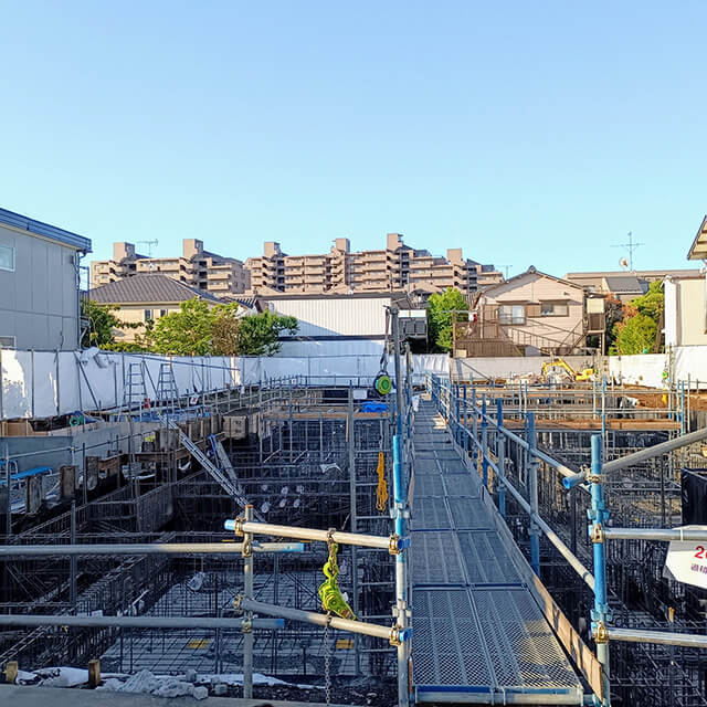 建設現場に組まれた足場と通路